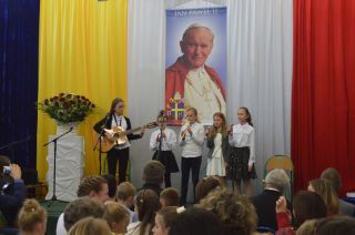 XV Gminny Festiwal Papieski w Szkole Podstawowej  im. Jana Pawła II w Kupnie