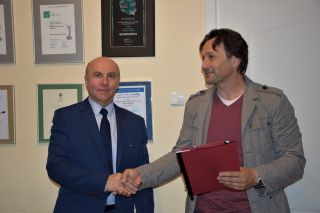 Podpisanie umowy- budowa oświetelenia boiska piłkarskiego w Kolbuszowej Dolnej Firma Guźda Kosowy